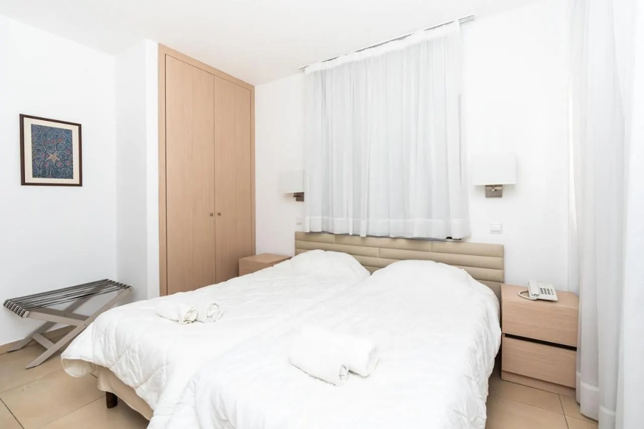 Flora Hotel Apartments プロタラス